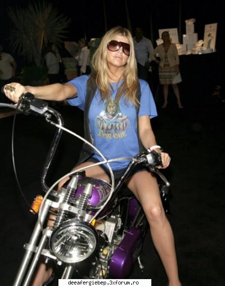 poze Fergie - Fergie cu motoru - Fergie